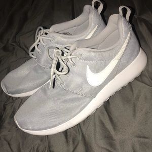 Women’s Nike roshe size 8